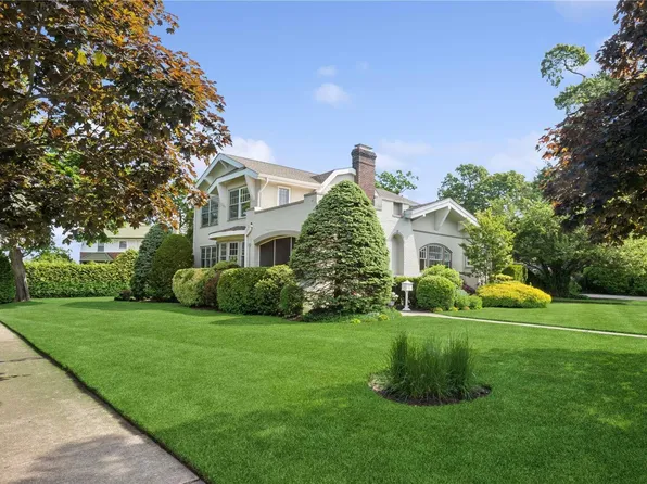1 Demott Place, Rockville Centre, NY 11570