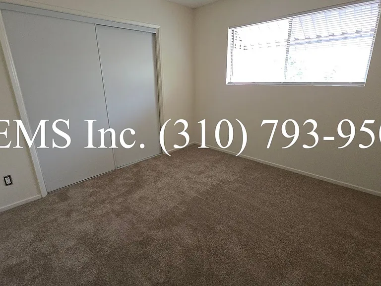 15025 Archwood St — Photo 17