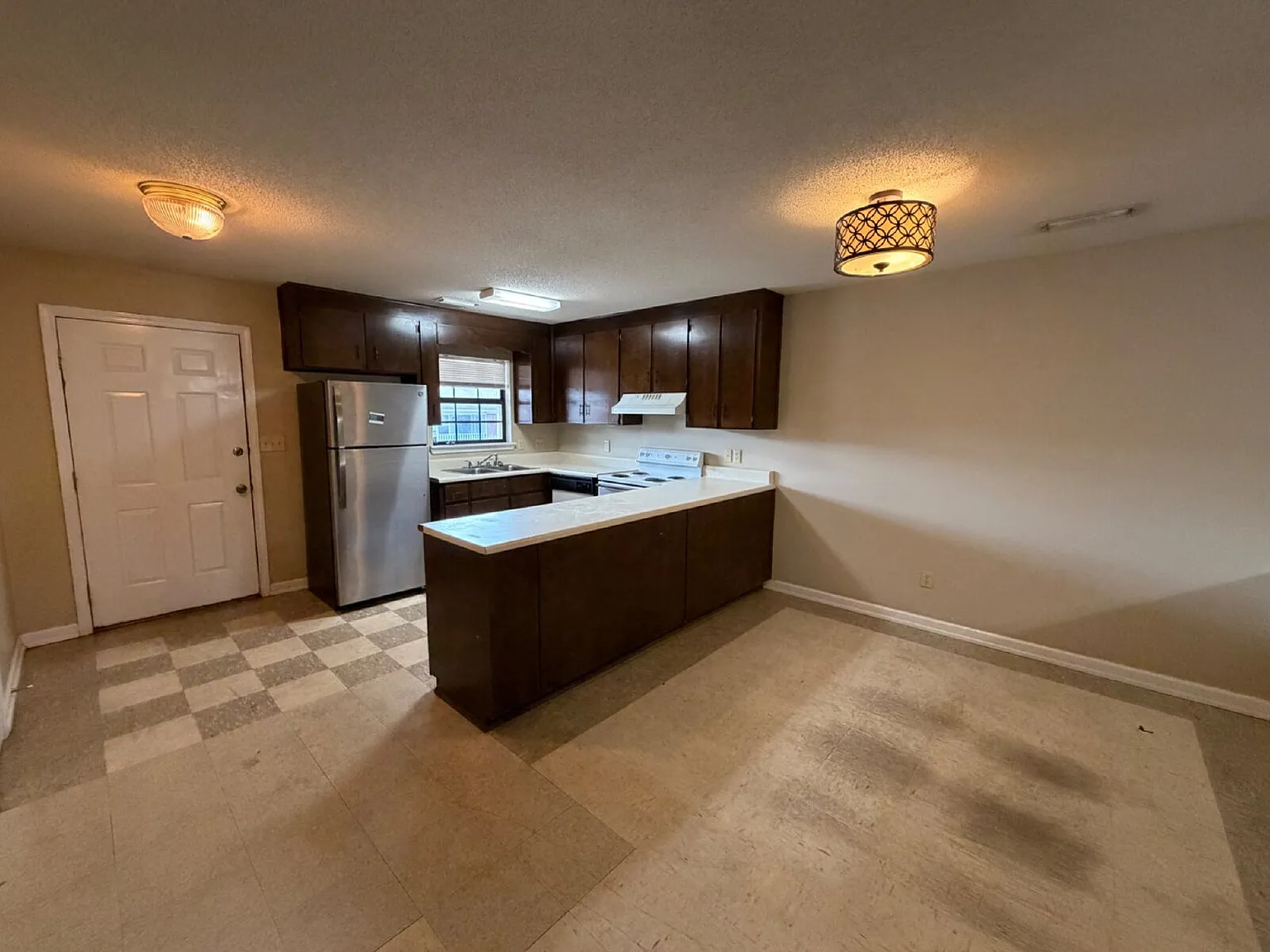 2 bed, 1.0 bath, $800 — Photo 4