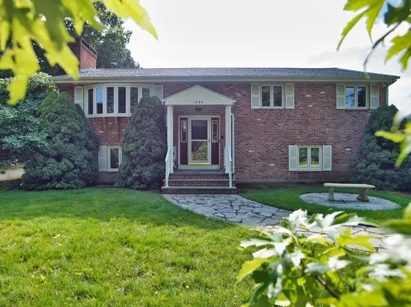 1535 Meridian St, Fall River, MA 02720
