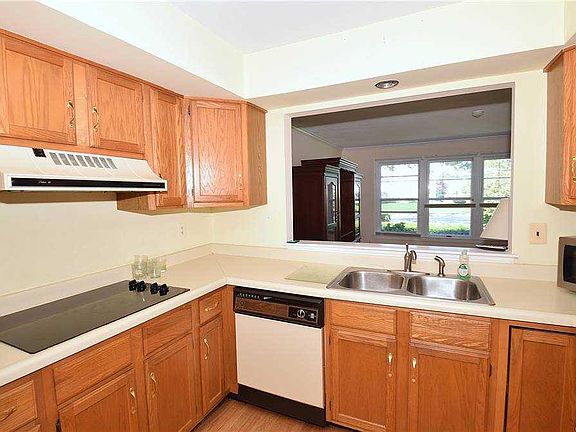 5th image of 15 Standish Dr