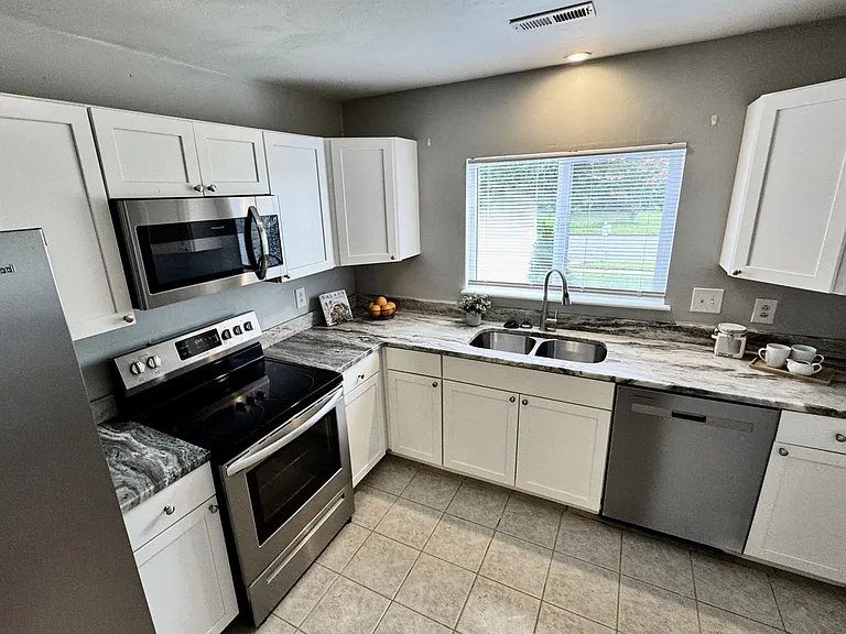 1423 Goldfinch Ln — Photo 17