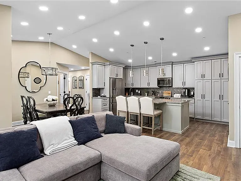 2 bed, 1119 sqft, $1,600 — Photo 2