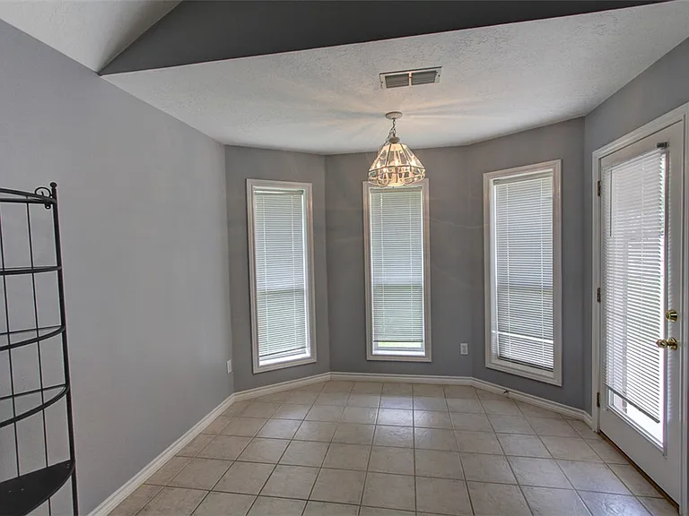 305 Landsburg Ln — Photo 8