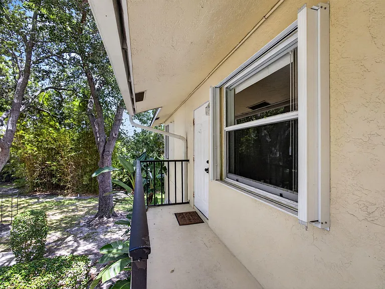 708 SW Gardens Blvd — Photo 8