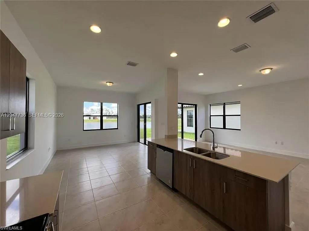 3 bed, 2.5 bath, 1933 sqft, $2,100 — Photo 2