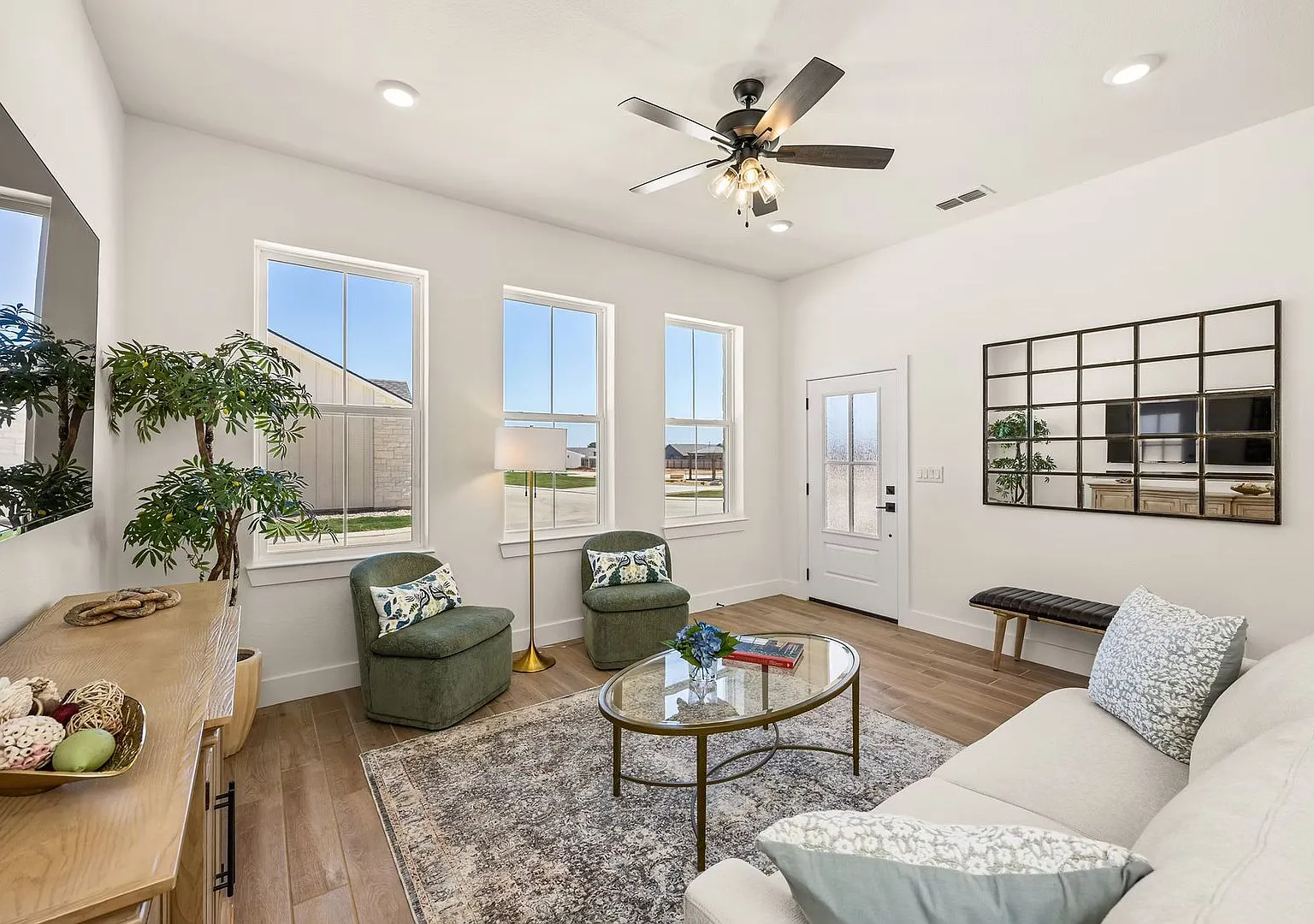Modern 1 Bed / 1.5 Bath with Open Living Area & Private Bath — Photo 2