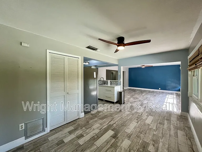 2323 Surrey Ln — Photo 4