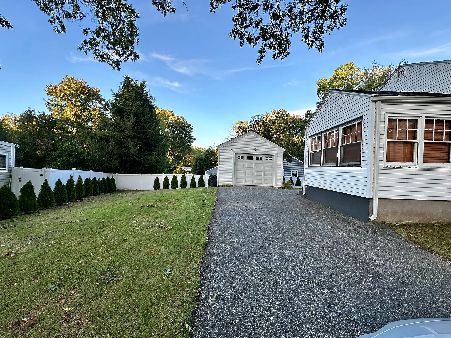 3 bed, 1063 sqft, $2,200 — Photo 2