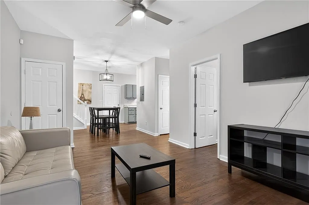 4 bed, 3.0 bath, 2760 sqft, $2,300 — Photo 2