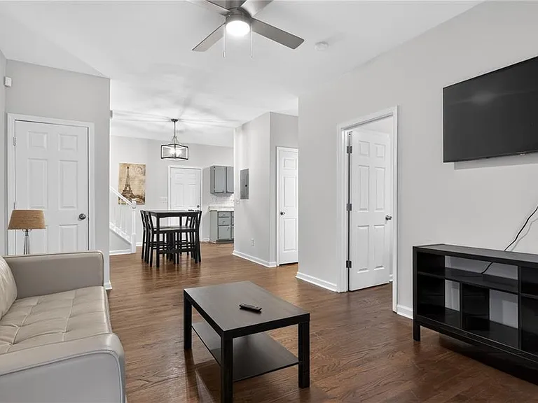 1021 Ada Ave NW — Photo 2