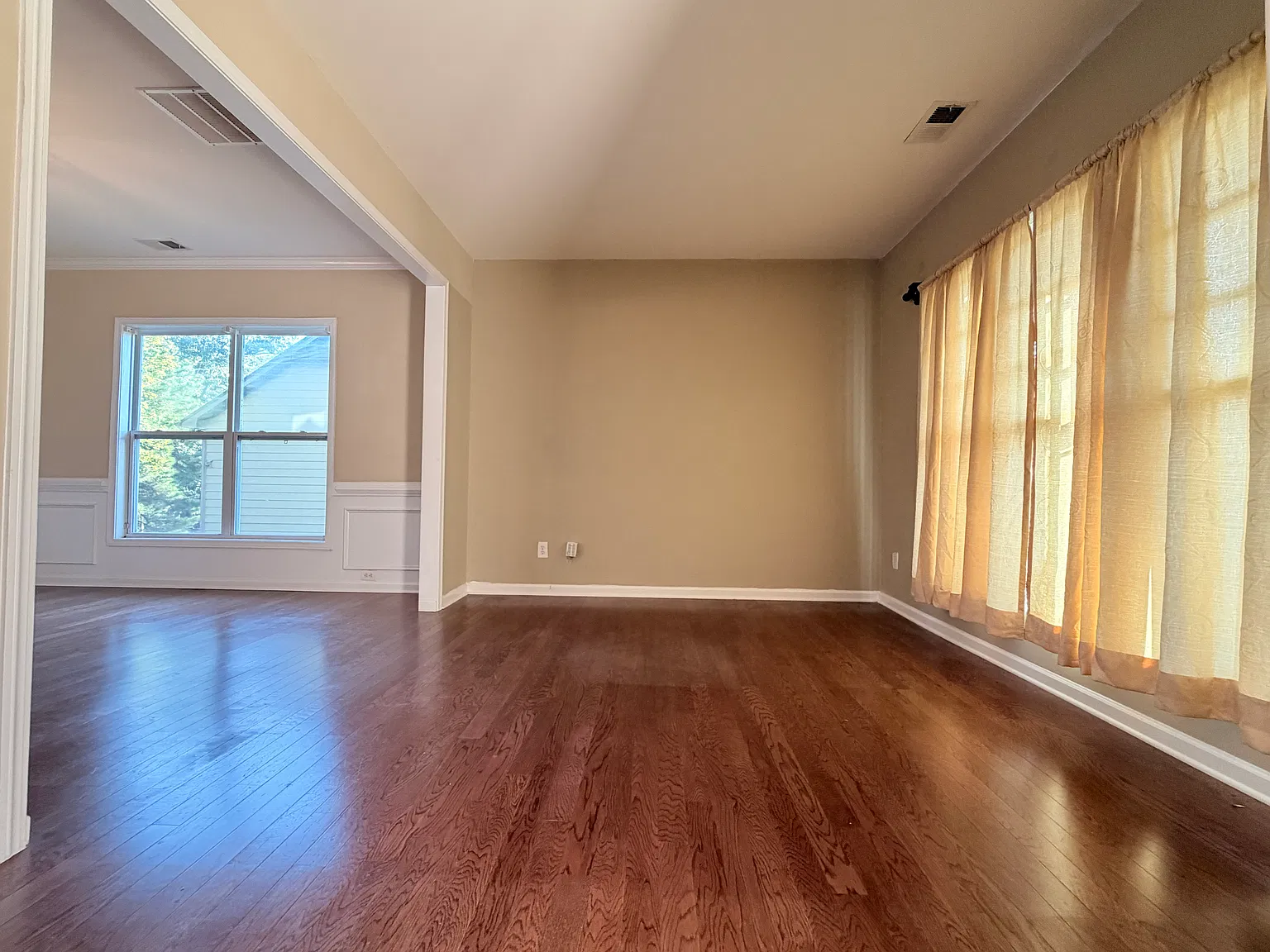 4 bed, 2.5 bath, 2700 sqft, $2,599 — Photo 4