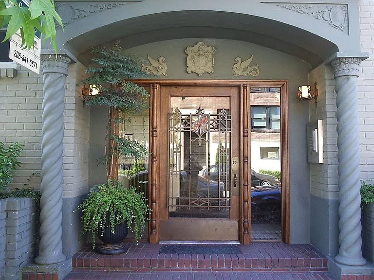 Catalina Apartments — Photo 1