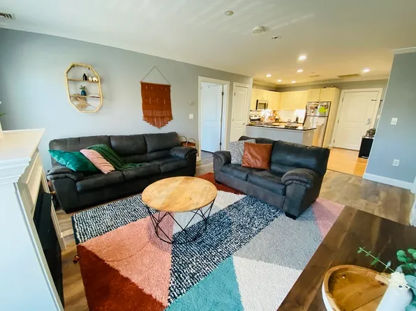 8 Crowninshield St Unit 113, Peabody, MA 01960