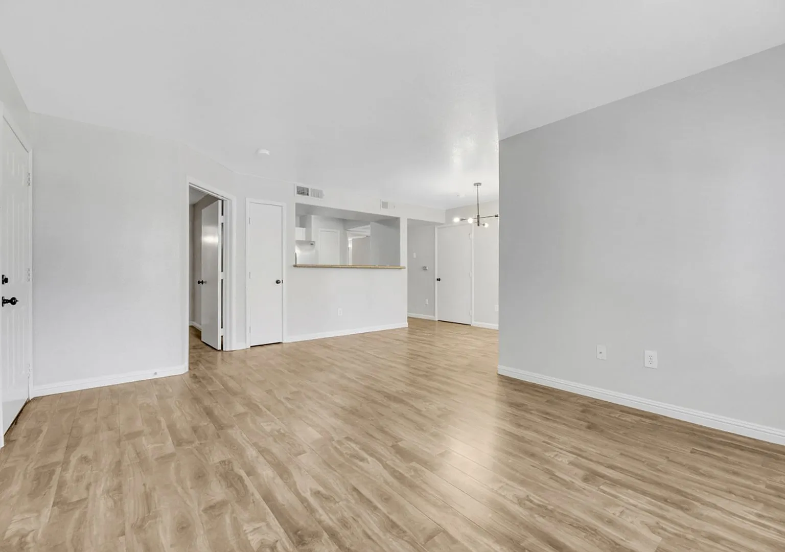 Desirable 2 bedroom condo in Silverado Ranch — Photo 3