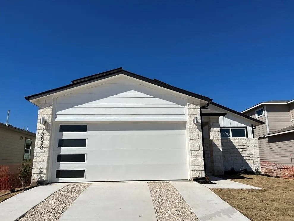 4 bed, 3.0 bath, 2322 sqft, $2,300 — Photo 1