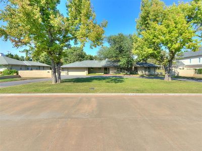 1621 Queenstown Rd, Nichols Hills, OK, 73116