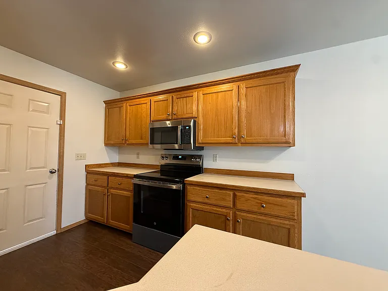 1453 S Lone Pine Ave — Photo 6