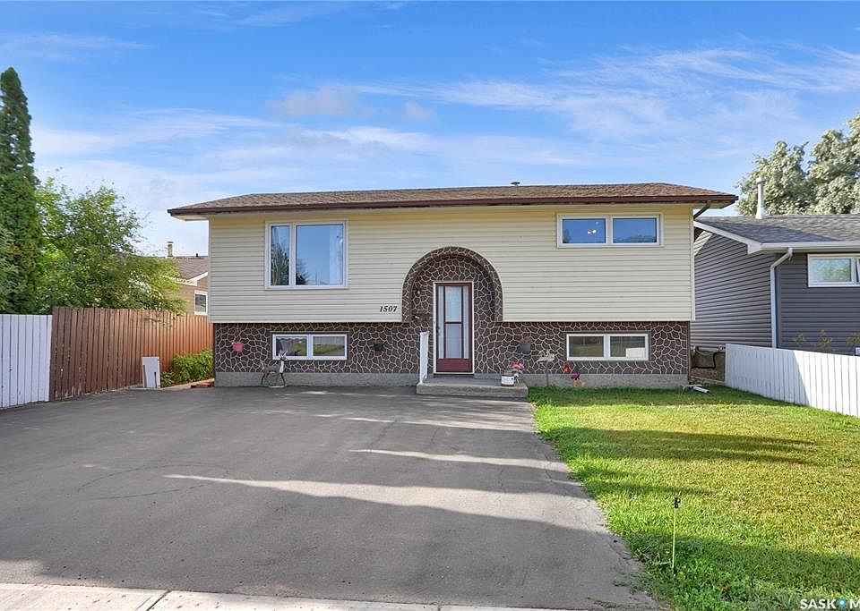 1st image of 1507 Caribou STREET W