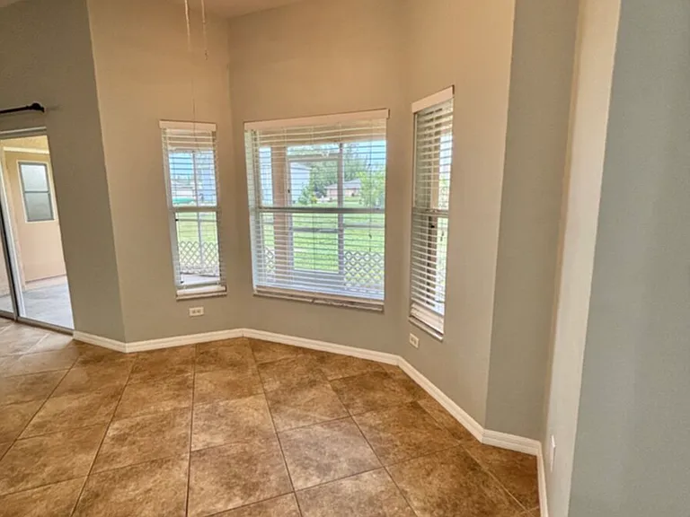 1405 Trafalgar Pkwy — Photo 25