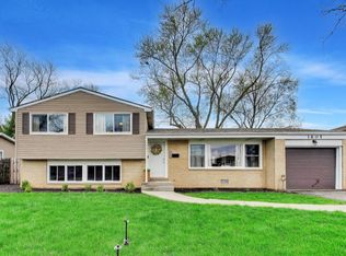 1605 W Lexington Dr, Arlington Heights, IL 60004