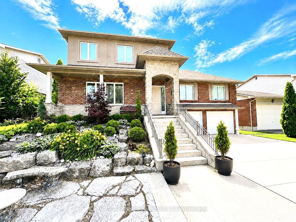 1st image of 61 Applewood Cres