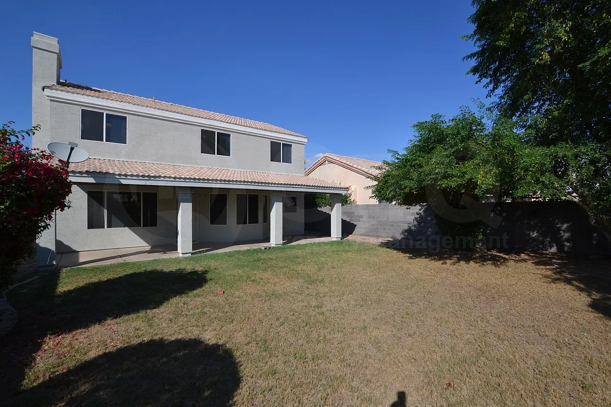 4 bed, 2.5 bath, 2087 sqft, $2,499 — Photo 3