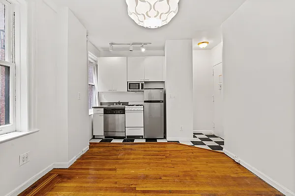 Sold by Nest Seekers International | media 17