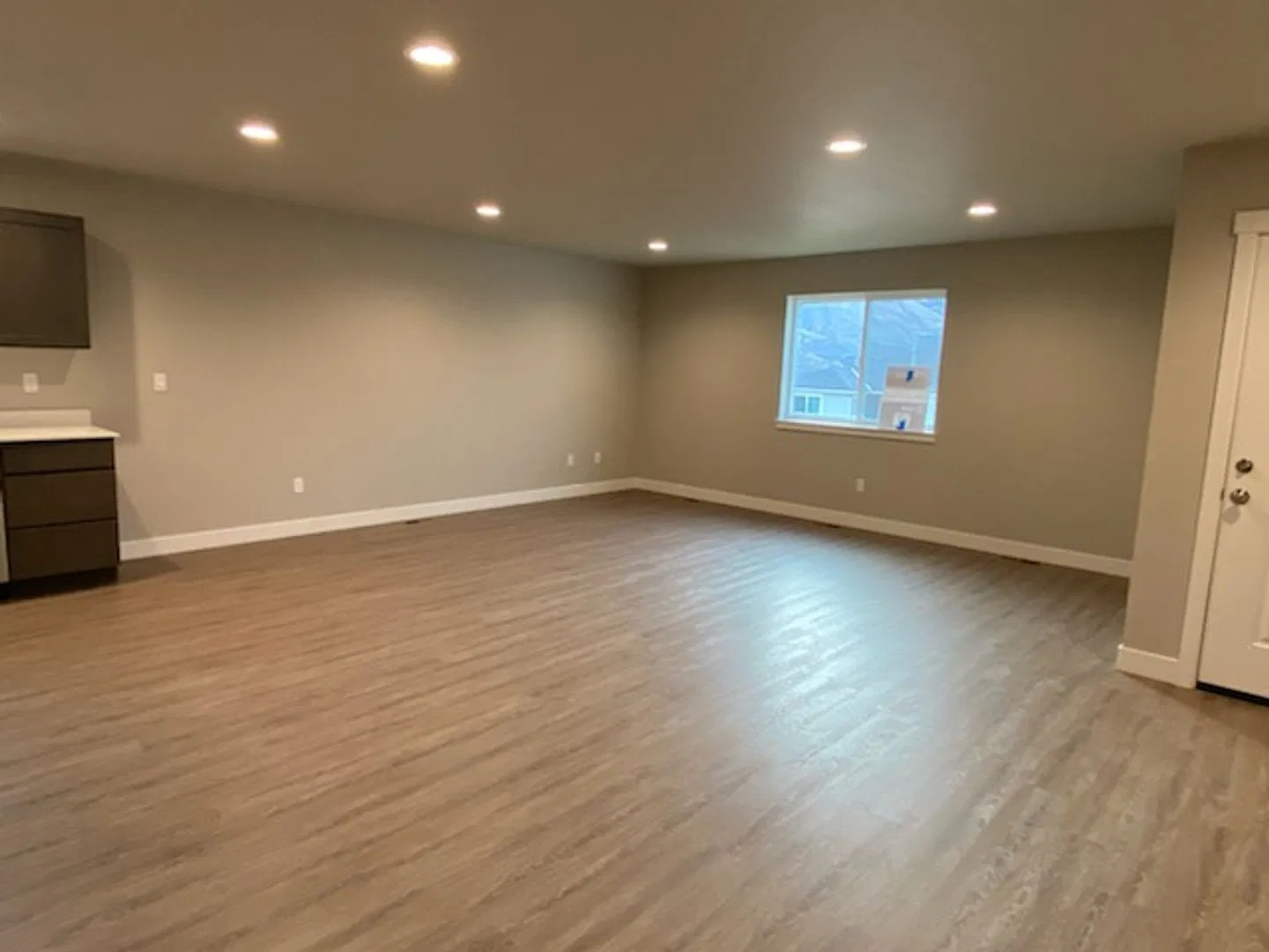Luxury 3 bedroom, 2 bath home with double garage! — Photo 3