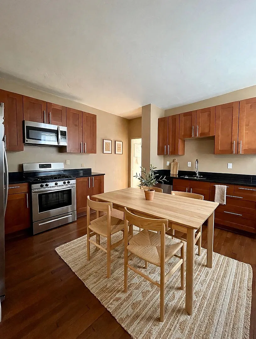 XL Modern & Sunny Apt near T! Perfect for BU students and working pros alike! — Photo 4