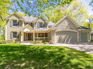472 Vadnais Lake Dr, Vadnais Heights, MN 55127