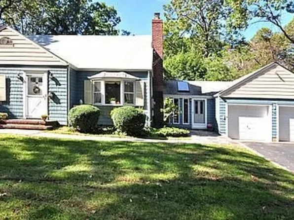 7 Prospect Dr S, Huntington Station, NY 11746