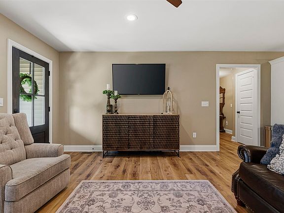5th image of 462 Ayers Ln