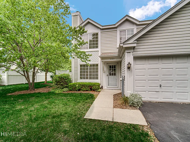 425 Monmouth Ct — Photo 2