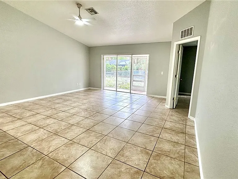 213 SE 24th Ave — Photo 2