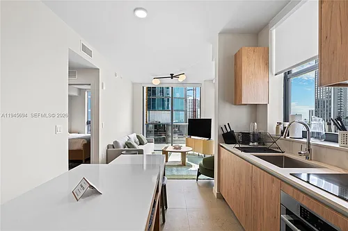 11 NE 6th St #1601 Photo 1