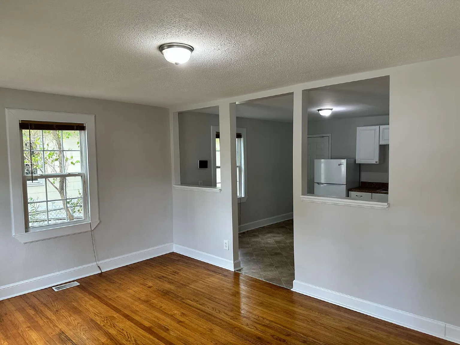 2 bed, 1.0 bath, 748 sqft, $900 — Photo 3