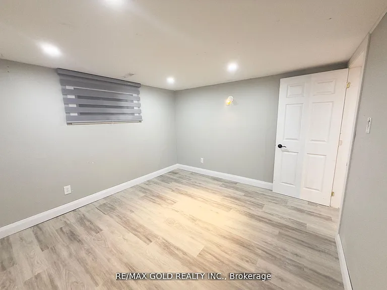156 Mooregate Cres #LOWER — Photo 20