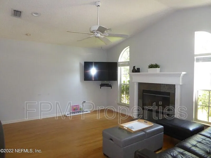 3 bed, 2.0 bath, 1300 sqft, $2,950 — Photo 3