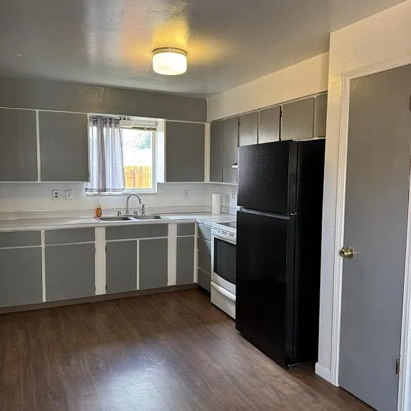490 SE Kohler Ct — Photo 1