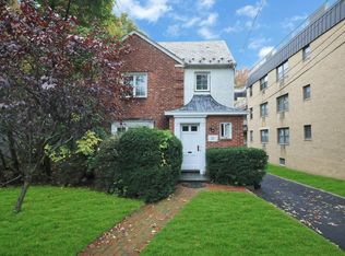 22 Chapel Pl, Great Neck, NY 11021