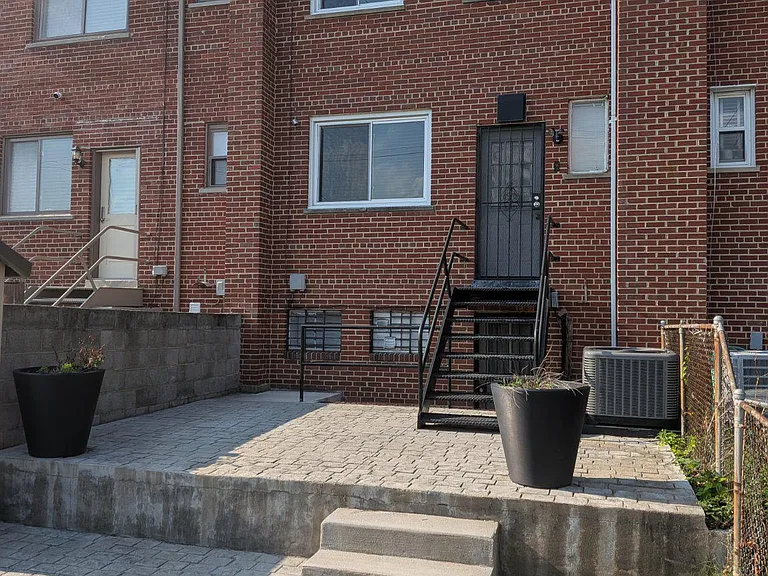 1249 Farragut Pl NE — Photo 2