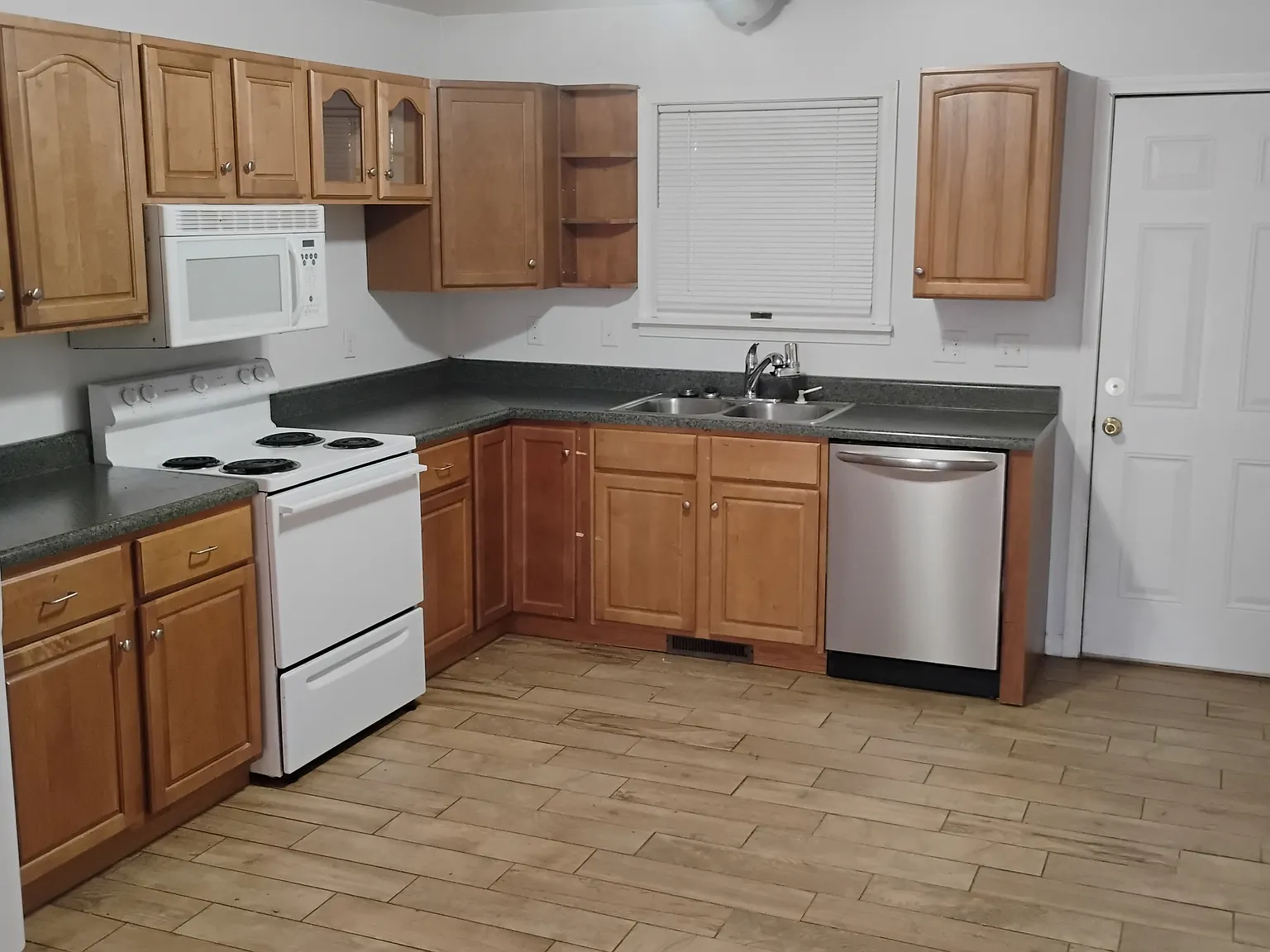 3 bed, 1008 sqft, $1,600 — Photo 4