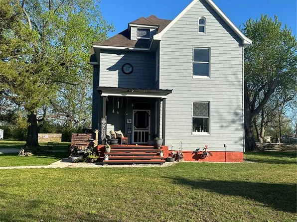 10 S Main St, Lenzburg, IL 62255