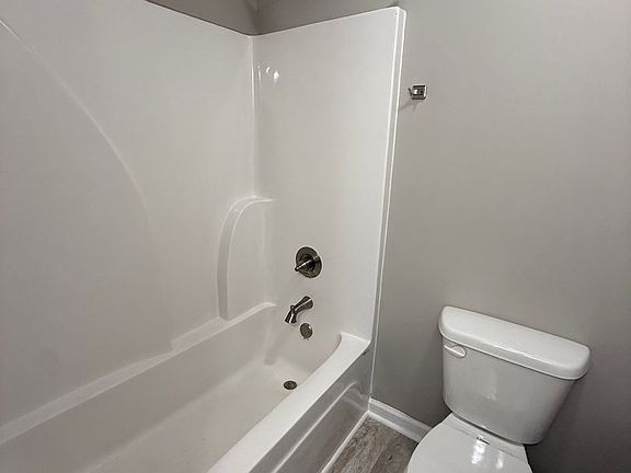 4th image of 305 Martin Cir