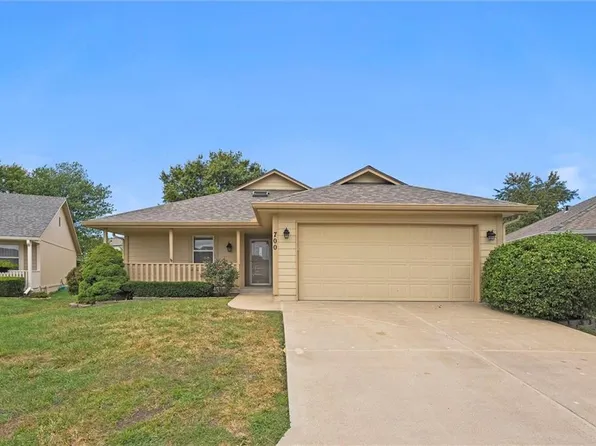 700 E Saturn Dr, Raymore, MO 64083