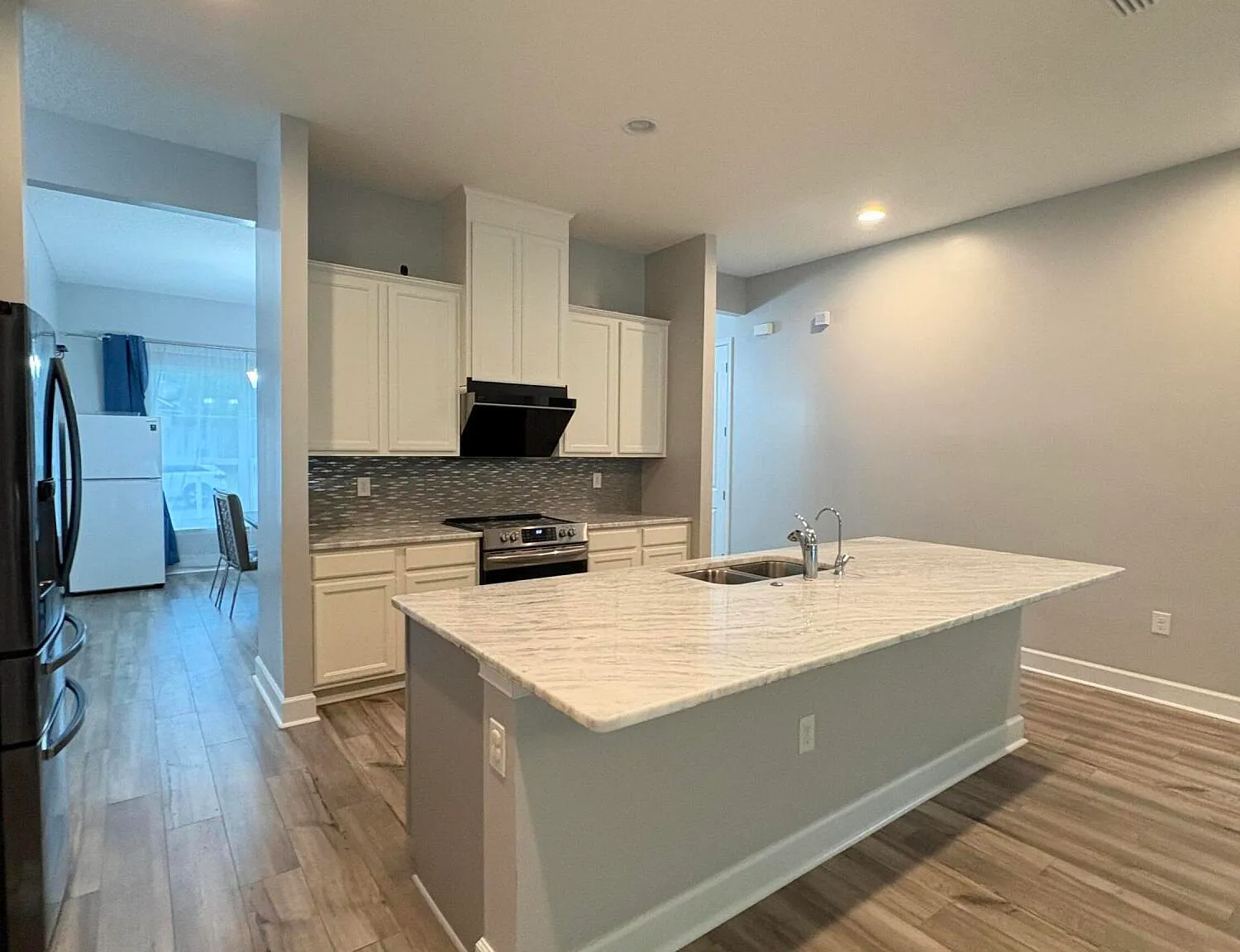 3 bed, 2.0 bath, 2080 sqft, $2,700 — Photo 4