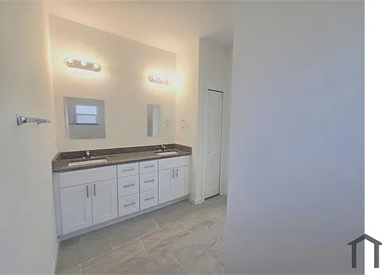 940 Sterling St E — Photo 12