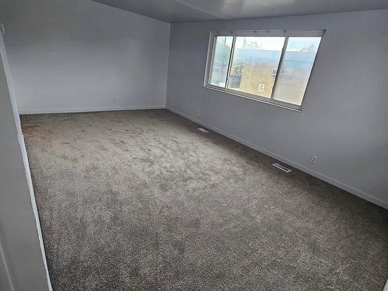741 N Riverside Dr — Photo 3
