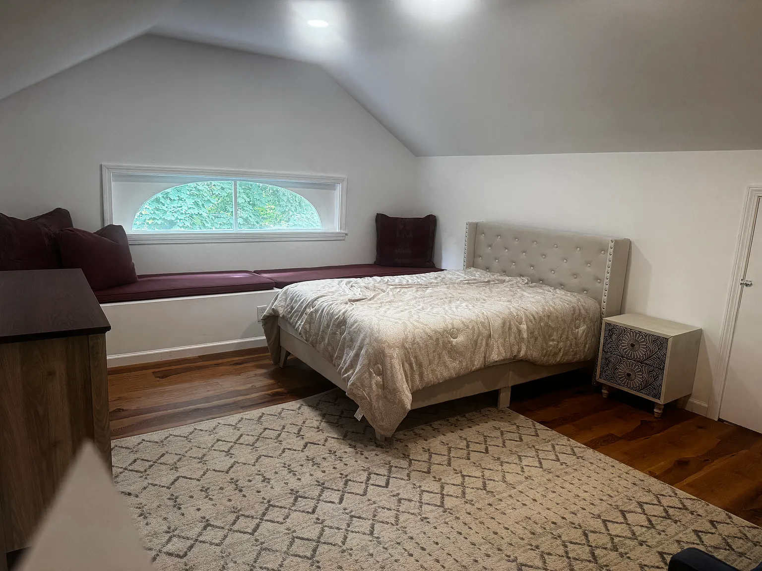 2 bed, 690 sqft, $2,400 — Photo 3